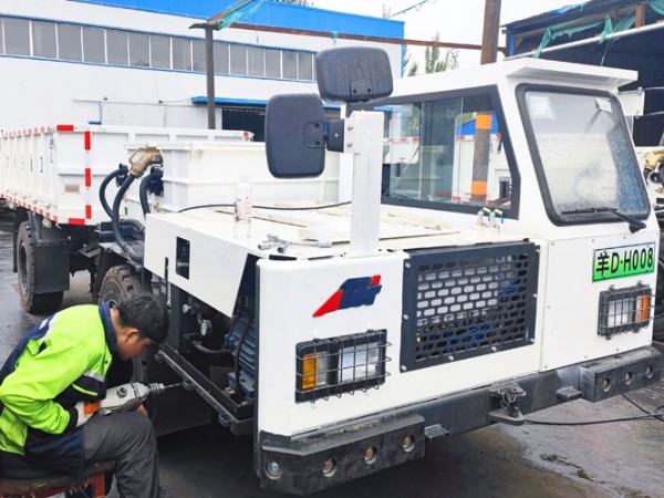 礦用無(wú)軌膠輪車(chē)水基自動(dòng)滅火裝置順利按照完成，念海消防助力內(nèi)蒙智能煤炭礦業(yè)安全生產(chǎn)