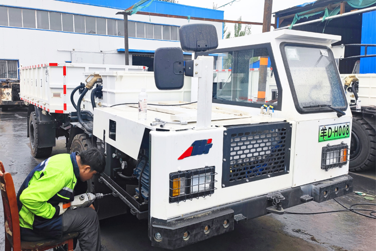 礦用無軌膠輪車水基自動(dòng)滅火裝置